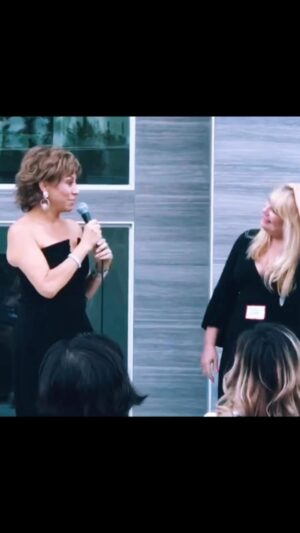 Amy Lyndon Instagram - That time in 2018 when my friend, the immensely talented @forbes_riley asked me to come up to say a word at her book signing event🌸 #throwback #oldfriends #forbesriley #event #throwbackevent #booksigning #author #thoughtleader
