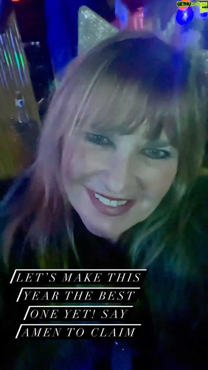 Amy Lyndon Instagram - Don’t forget who you are! Let’s make this the best year yet together💥✨💯 Give me an AMEN to claim it🌈❤️ #thebestyearever #loveyourlife #successclub #iamenoughmovement @iamenough.original