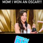 Amy Lyndon Instagram - Don’t stop dreaming!!! It is possible at any age!! And never forget to Thank your Mom🌹 #oscars #winners #ageisjustanumber #actor🎭 #academyawards @kehuyquan @michelleyeoh_official @jamieleecurtis