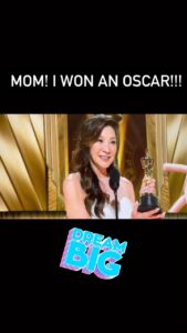 Amy Lyndon Instagram - Don’t stop dreaming!!! It is possible at any age!! And never forget to Thank your Mom🌹 #oscars #winners #ageisjustanumber #actor🎭 #academyawards @kehuyquan @michelleyeoh_official @jamieleecurtis