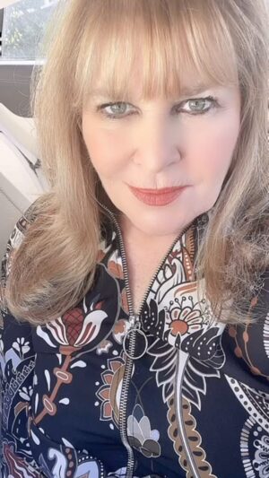 Amy Lyndon Instagram - Don’t get locked in on commercial sides. Expect it to change. Double tap ❤️ if this resonates. #actor #actingtips #actorsofinstagram #acting #actingchallenge #actingcoach #actingaudition #actinglife #audition #auditiontips #auditioncoach #auditionseason #castingdirector #actingprocess #actingtechnique #selftape #selftapeaudition #casting #castingcall #opencall #actress #castingdirectorsforactors #laactor #commercialaudition #thelyndontechnique  #castingcall #amylyndon
