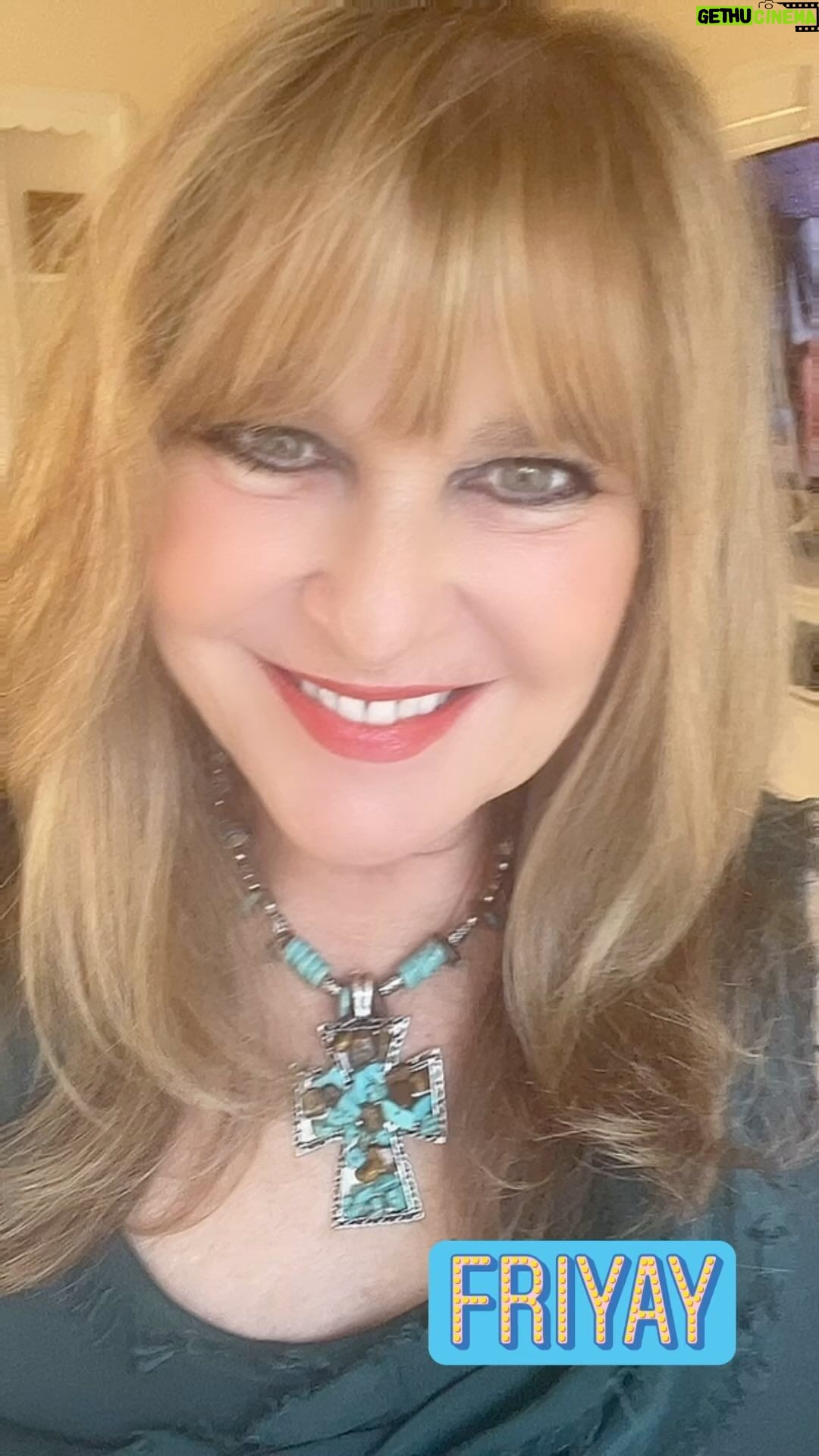 Amy Lyndon Instagram - It’s finally Friday😎 Whatcha doin’? #comecheckthis #tgif #love Hair: Ana Necklace: Dorzita Studio City