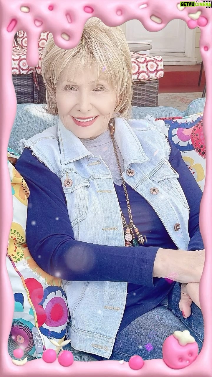 Amy Lyndon Instagram - Happy Birthday to the most amazing, caring, funny, creative, supportive woman in the world! I love you Mom❤️ Happy Birthday🎉🌸 #happybirthdaymom❤️ #luckygirl🍀