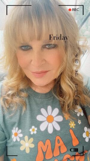 Amy Lyndon Instagram - I have issues promoting myself too😫 Give a ‼️ if you relate. Love you❤️ follow @amylyndon