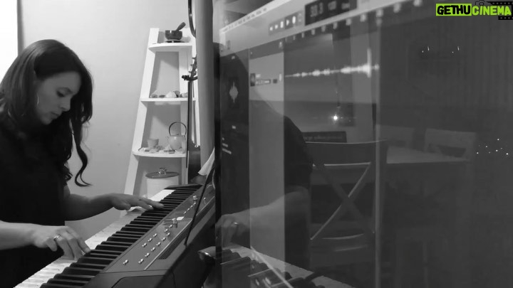 Amy Pemberton Instagram - Which Movie? Who’s theme tune? Loooovveee this piece ‘River Flows In You’ - @official.yiruma 🙏🏻 #yiruma #1mincover
