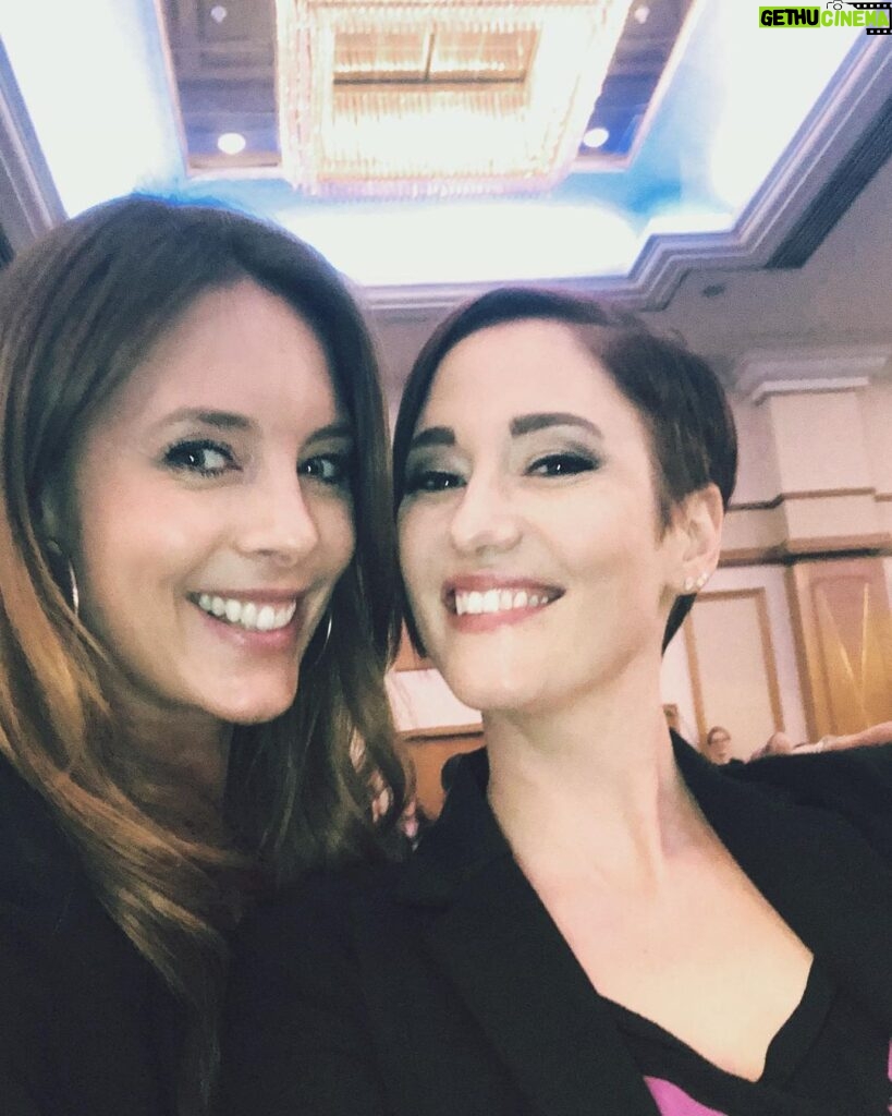 Amy Pemberton Instagram - Throwin’ it back to working with this beauty @chy_leigh at @starfuryevents...having been a fan for years I was 💯 fan girling.... 🙋🏻‍♀️ 😘#chylerleigh #starfury @sean_w_harry @thecw @supergirlcw @cw_legendsoftomorrow #supergirl #legendsoftomorrow
