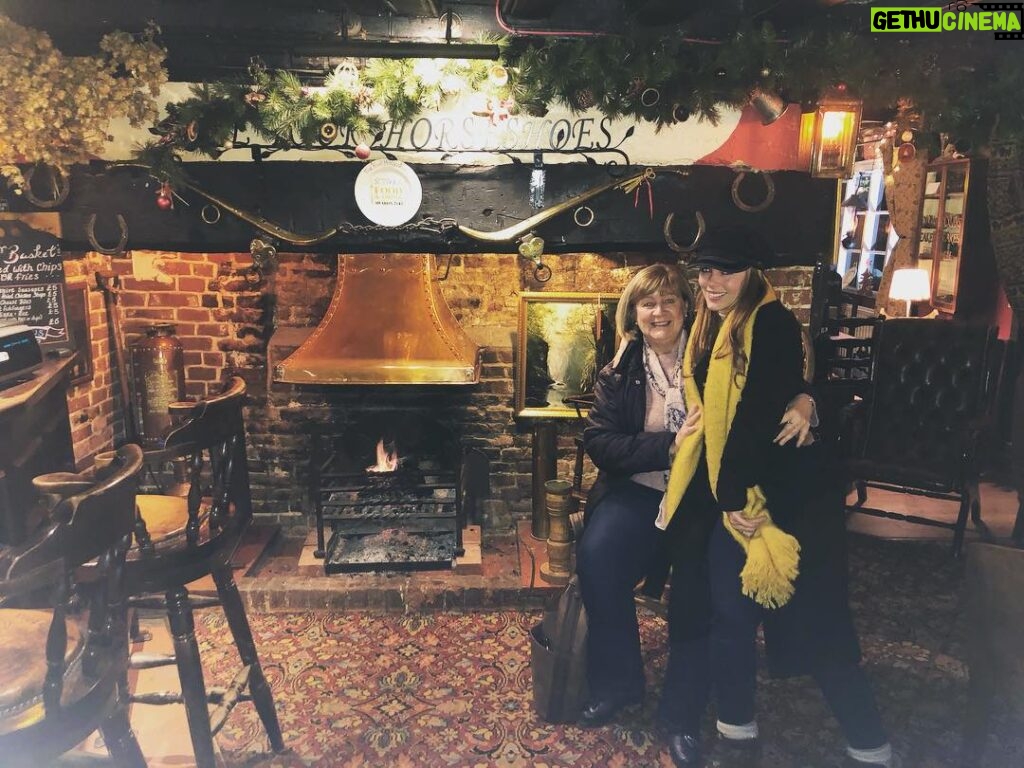 Amy Pemberton Instagram - Gotta love a proper English Country pub with my lovely Mama Pembs 💜So many memories at this beautiful place! If you’re ever in the UK, visit the Four Horseshoes pub in Suffolk! There’s a real well 💪🏻🤣#dadsfavoritepub #suffolkpub #missinghomealready