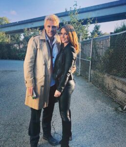 Amy Pemberton Instagram - ‪Yeah yeah ... all smiles now.... BUT STOP SMOKING 🚬 ON THE FRICKKIN’ WAVERIDER JOHN!! 🤦🏻‍♀️🤬🤣💪🏻@mattryanreal @TheCW @cw_legendsoftomorrow #constantine #gideon ‬#🚭 Vancouver, British Columbia