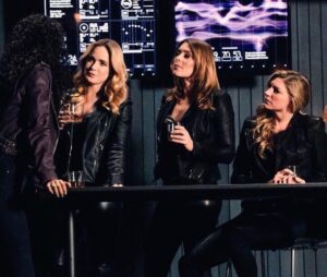 Amy Pemberton Instagram - Soooo....tonight’s the night.... SUCH A FUN EPISODE!! Enjoy! 💪🏻😘 @jesmacallan @maisiersellers @caitylotz @lotwritersroom @cw_legendsoftomorrow #cw