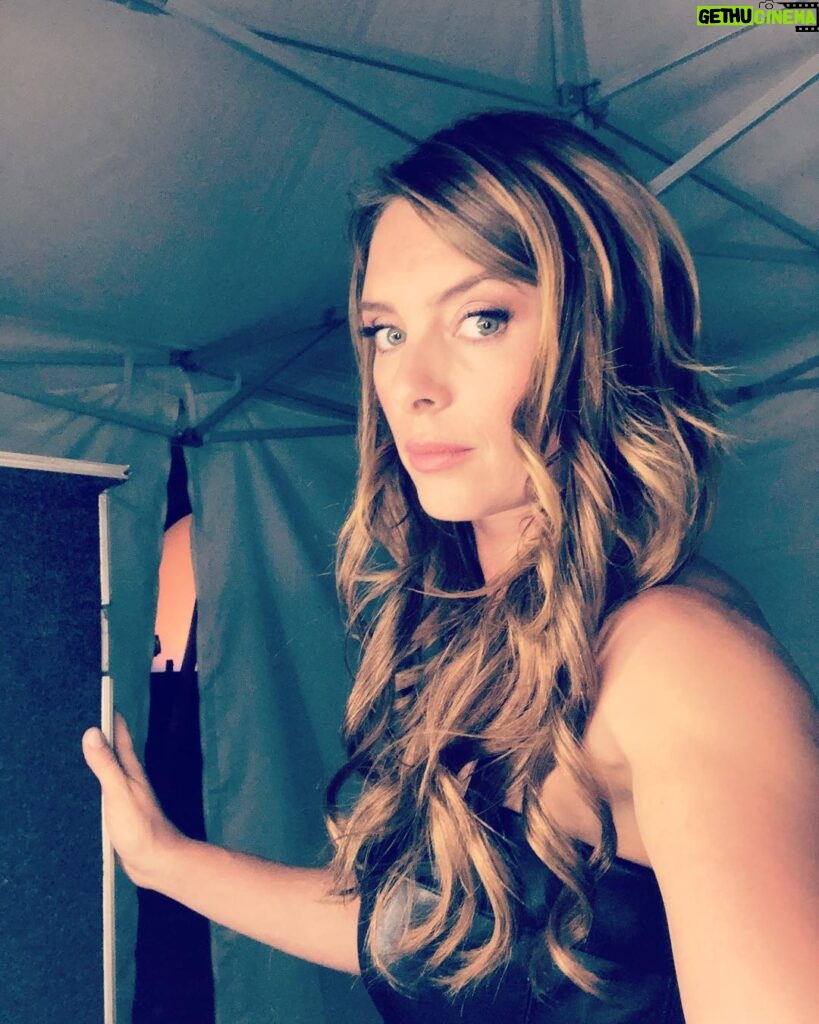 Amy Pemberton Instagram - SO fun playing a badass when you’re not REMOTELY a bad ass in reality! 🤣💪🏻#gideoncomin’atya #dontmesswiththeAI #monday #cw #legendsofto-meow-meow #who’sangels? @cw_legendsoftomorrow @lotwritersroom #