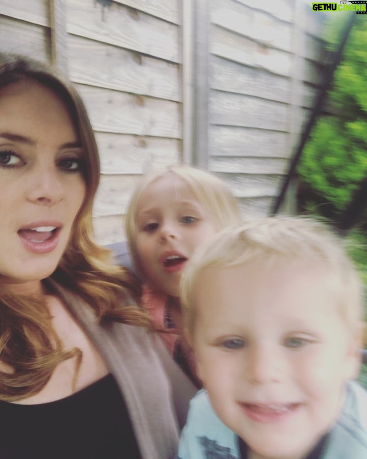 Amy Pemberton Instagram - What was that? ‘Pocket money bribery?’ Who meeee? 🤣 @cw_legendsoftomorrow @lotwritersroom #legendsoftomorrow #ifedthemcandypriortothisvid #🍬 #💷 #solidauntieskills #🙈 @james.pemberton.750 @lisagiggles83