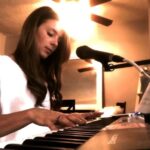 Amy Pemberton Instagram - The concentration is real! 🤣 Haven’t played a piano in 15 years... defo not doing it justice...buuuuuttt I adore this song & the beauty of an artist that is @luciesilvas #oneminutecover #forgetmenot #breathein #luciesilvas #nevertoolatetolearn