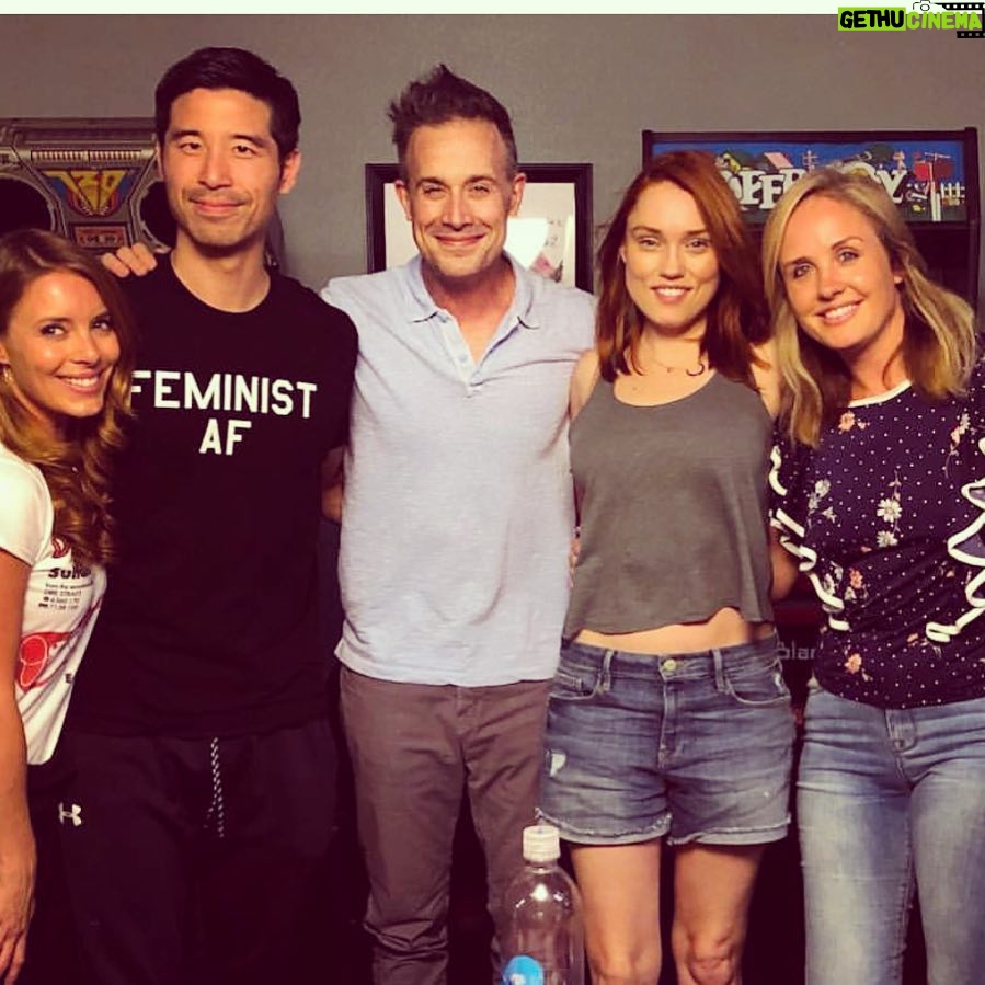 Amy Pemberton Instagram - Still laughing from yesterday’s antics with these hilarious peeps.....! @jonleebrody @realfreddieprinze @claregrant @thelaurenobrien @dcsuperfangirl91 #geggwars #GEGG #🎣 #💨 #🦅 #🤣