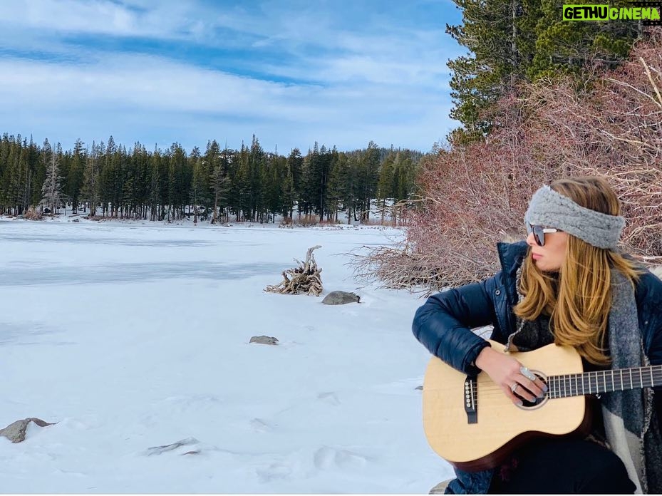 Amy Pemberton Instagram - ๐ ....I mean....not too shabby a setting to play and sing with my @cameroneneilson .... recorded a little sumfinโ .... soon!! #couldntplayafter5mins #toocold #mammoth #โ๏ธ๐ฒ๐ป๐จ