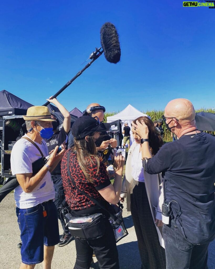 Amy Pemberton Instagram - It..takes...a..village...And what a truly wonderful village it is! This crew blow my mind on a daily basis! The most hard working, CRAZY TALENTED, kind, generous & patient group of lovely humans. Very lucky & very grateful indeedy 🙏🏻💜@devan.hunter @elkewintersofficial @barrypeters9 @j.d_matthews @bryceraffle @dion_naiomi @amandamcgowanmakeup ............................................. 📸 @lissethchavez @cw_legendsoftomorrow