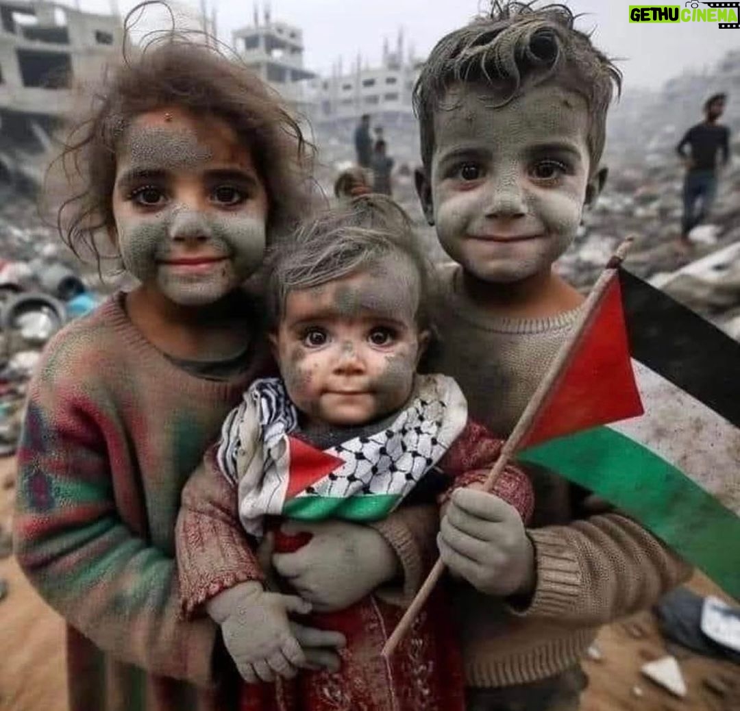 Amy Samir Ghanem Instagram - عارفه ان الصوره دي نزلت كتير من كذا يوم، بس بجد كل يوم ابص علي الصوره دي و اعيط و احس اني بحضنهم جامد قوي واشيلهم جوه عينيا . يارب استرها و احفظ كل اطفال العالم و ارحمهم يا ارحم الراحمين😢