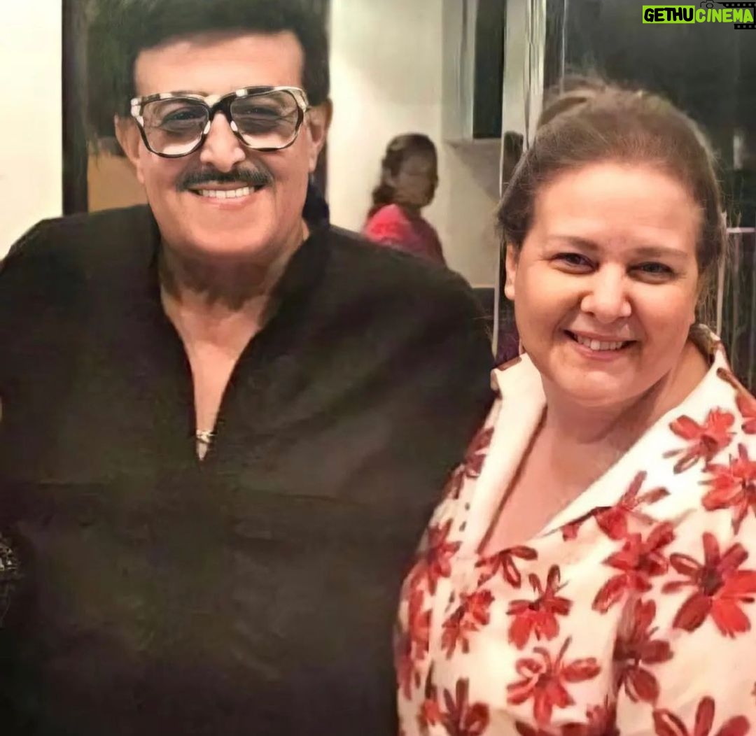 Amy Samir Ghanem Instagram - محتاجاكوا قوي، شكلها كده الدنيا مش هتكون فيها ايام حلوه منغيركوا نفسي اشوف بس ضحكتك يا بابي او مامي تديني قوه علي مشاكل الحياه و مسؤليتها حقيقي انا ولا حاجه منغيركوا الحمدلله علي قدر ربنا و ربنا يرحم يارب كل ام و اب بناتهم محتاجينهم زي دلوقتي 🤲