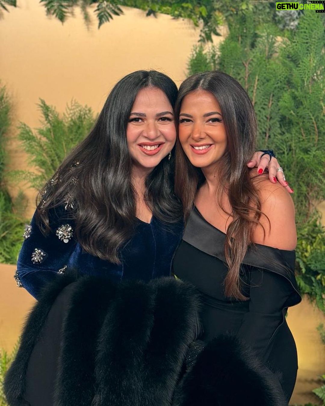 Amy Samir Ghanem - 196.9K Likes - شكرا لمصمم الازياء @hanyelbehairyhautecouture علي حرصه انه يعمل الفستان في وقت قصير جدا و شكرا لحبيبتي عبير أنصاري المجتهده جدا
@abier_ansary
Special thanks to
Jewelry: @iramjewelry_
Make up: @furatabaalkhail
Hairdresser: @haithamdahab00
Clutch: @sheclutches