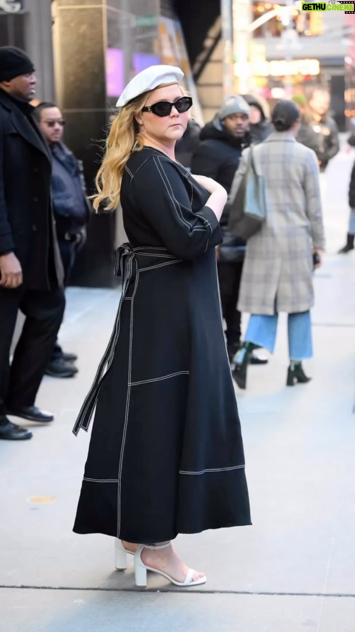 Amy Schumer Instagram - Vday press for @lifeandbethhulu