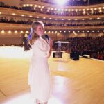 Amy Schumer Instagram - Carnegie Hall was amazing last night. @jessseinfeld has raised over 100 million dollars over 20 years for families in need with her @goodplusfdn it was so nice to be with my best friends and comedians @jerryseinfeld @kevinhart4real @ronnychieng @jimgaffigan @rachelfeinstein_ @kevinmazur took these photos. Love that guy. And some of us gathered after said a prayer and sang OSEH SHALOM 💙