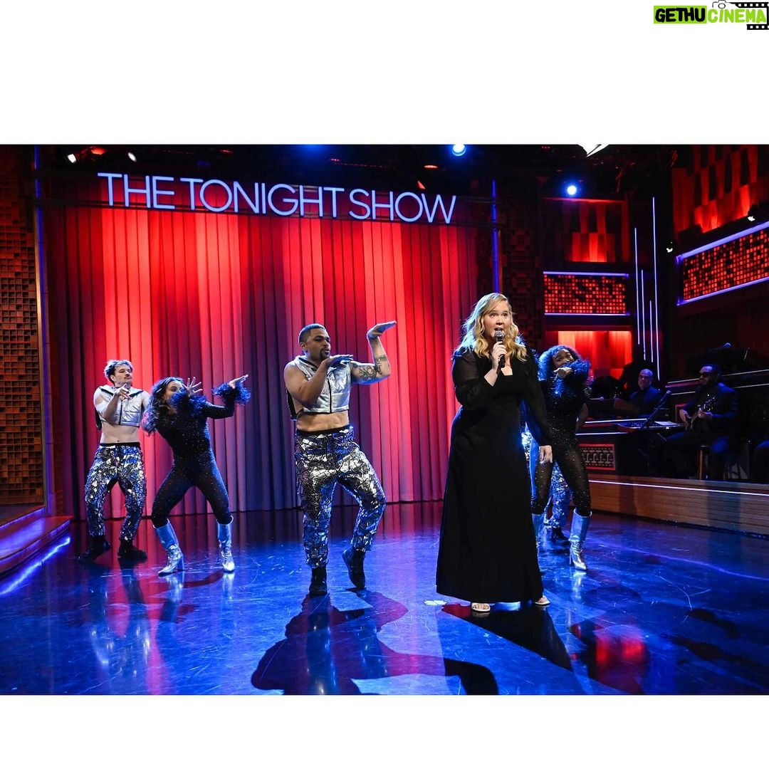 Amy Schumer Instagram - Thanks @jimmyfallon for making my dream come true! @apetownes @clinttorresbeauty @chloehartstein photo @toddowyoung