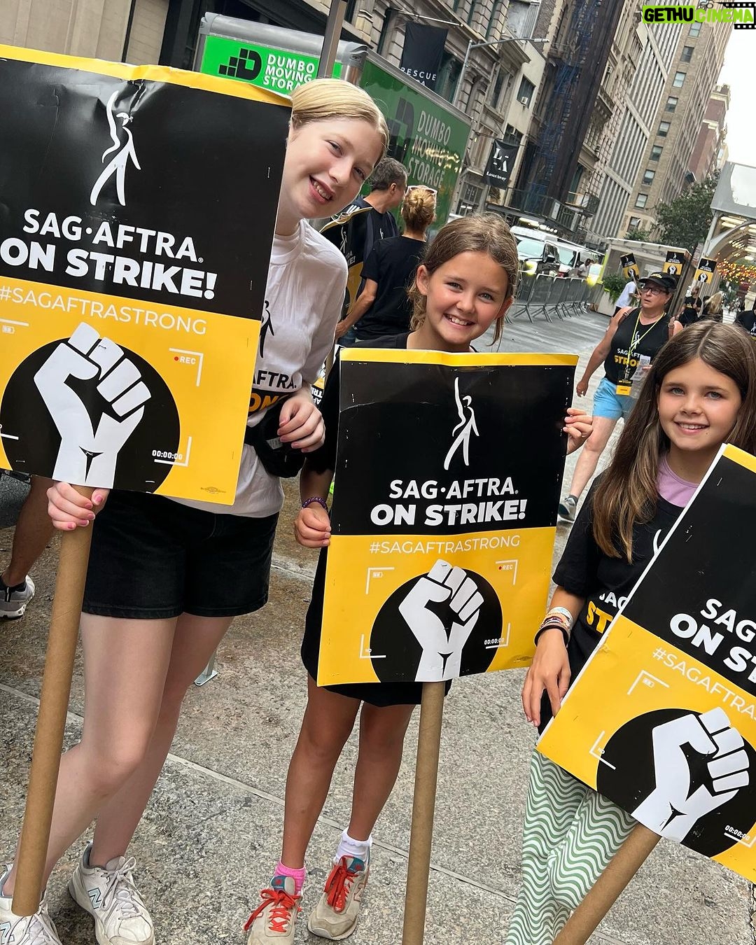 Amy Schumer Instagram - Repping @lifeandbethhulu ❤️❤️❤️❤️ @violetyoung @lily.t.fisher STAND UP! @sagaftra