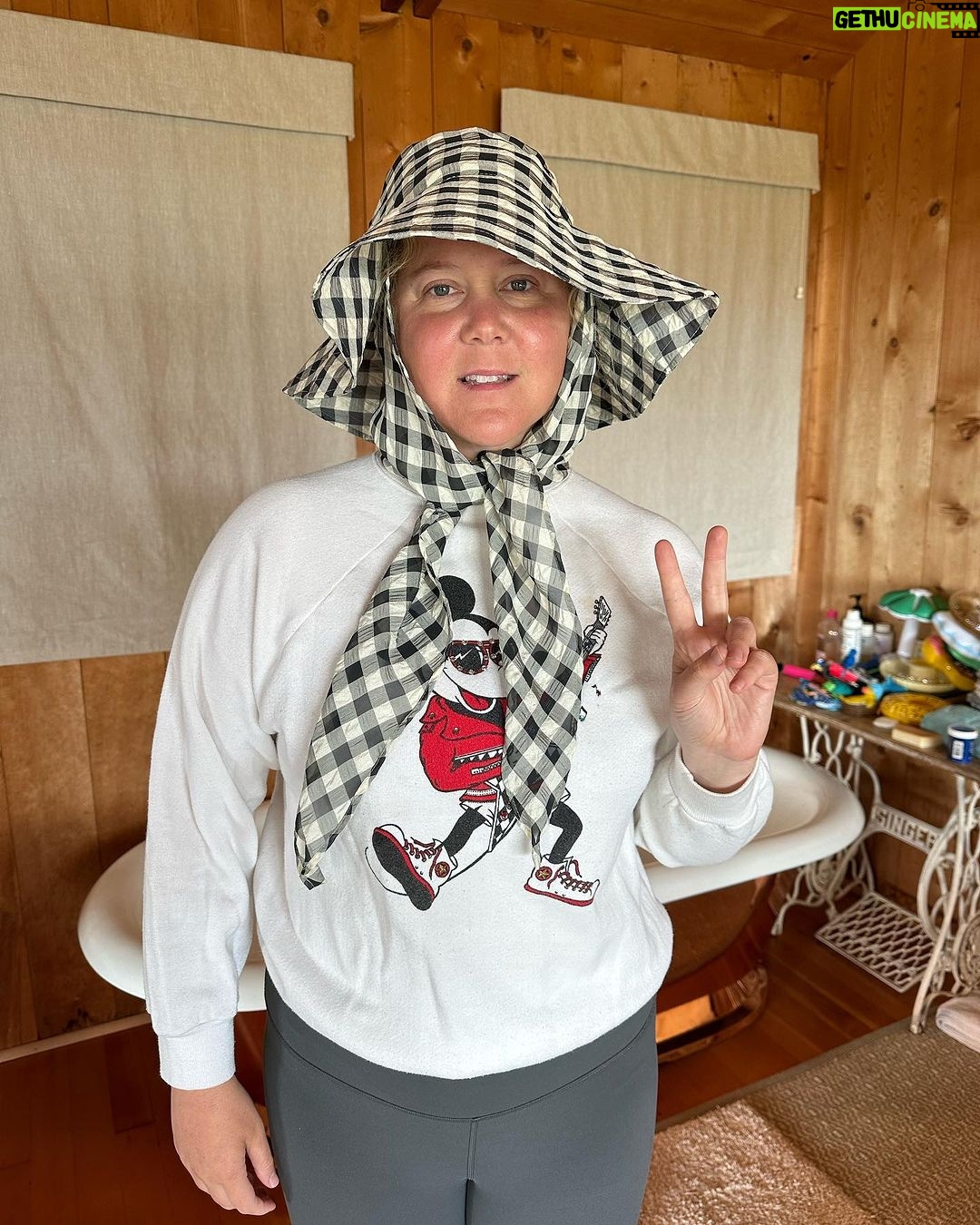 Amy Schumer Instagram - @nypost do you like my hat?