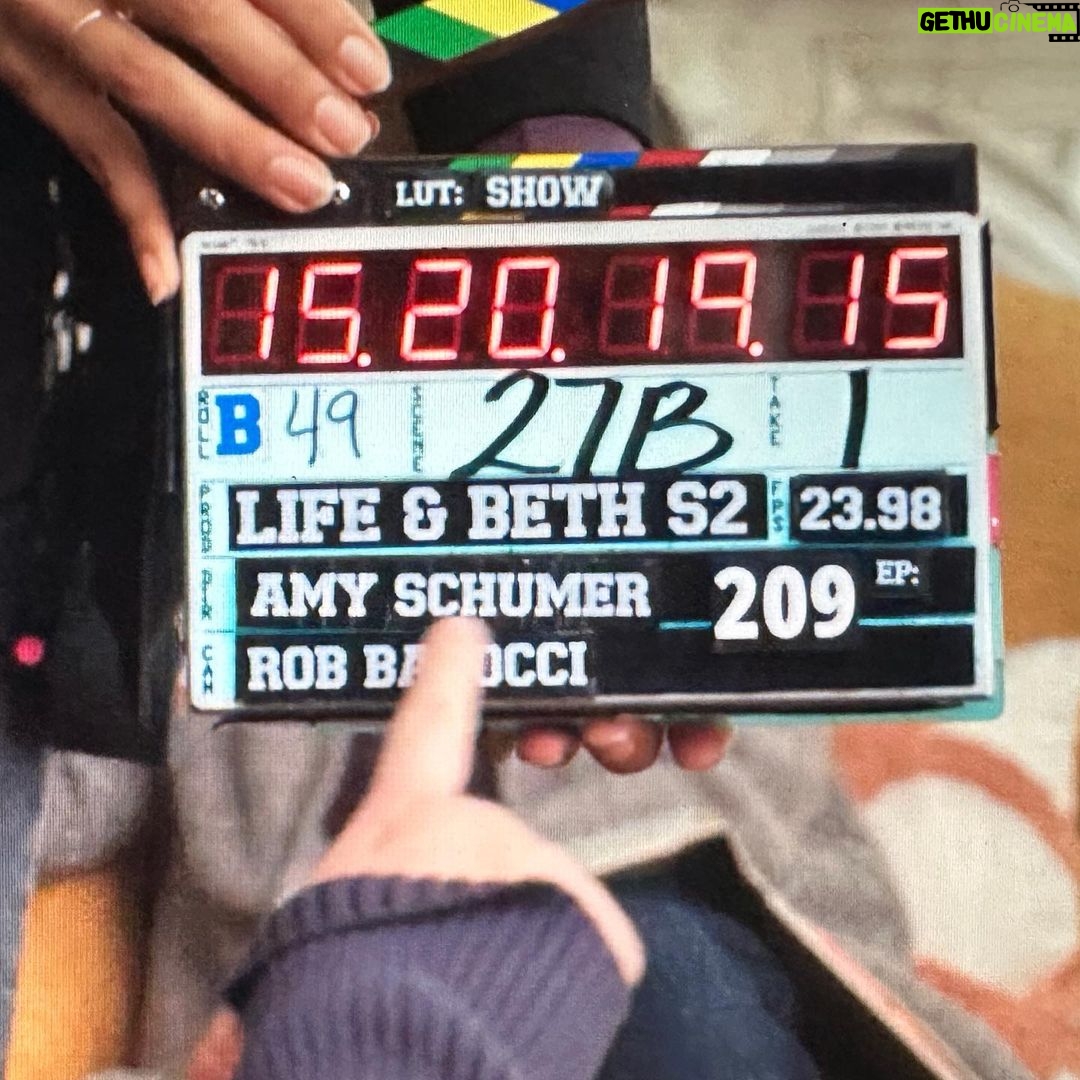 Amy Schumer Instagram - 🪡 @lifeandbethhulu season 2 honey
