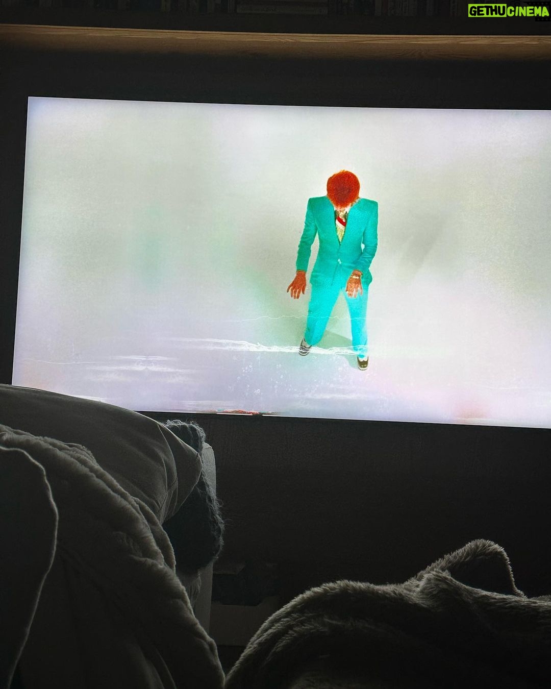 Amy Schumer Instagram - Watch Bowies doc on @appletv after an edible and read vlad and the astrophysicist then all@day tomorrow watch @specialforcesfox there is all my life advice.