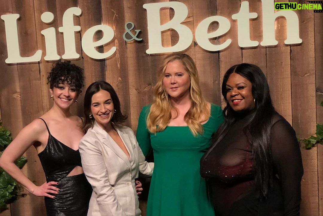 Amy Schumer Instagram - Thanks for our martini bowling party @lifeandbethhulu thanks for my hair and makeup @clinttorresbeauty @apetownes for picking my dress @yafiiit for dressing me @chloehartstein for everyone at Hulu and especially Hulu marketing team you rule! Photos by @kevintachman