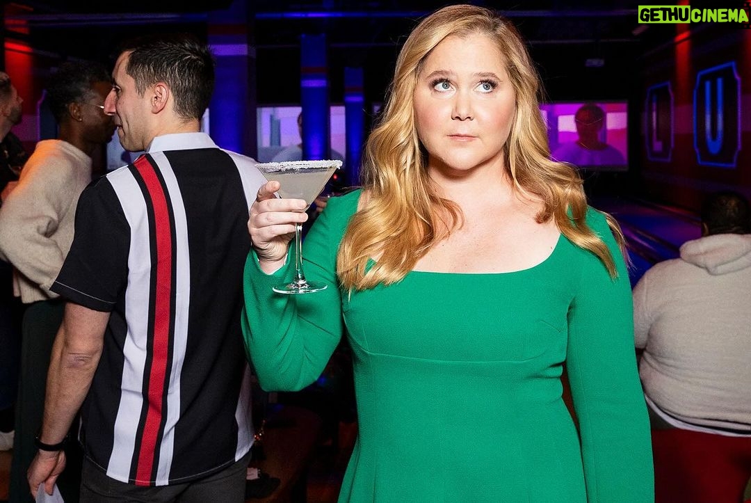 Amy Schumer Instagram - Thanks for our martini bowling party @lifeandbethhulu thanks for my hair and makeup @clinttorresbeauty @apetownes for picking my dress @yafiiit for dressing me @chloehartstein for everyone at Hulu and especially Hulu marketing team you rule! Photos by @kevintachman