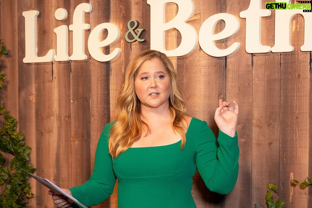 Amy Schumer Instagram - Thanks for our martini bowling party @lifeandbethhulu thanks for my hair and makeup @clinttorresbeauty @apetownes for picking my dress @yafiiit for dressing me @chloehartstein for everyone at Hulu and especially Hulu marketing team you rule! Photos by @kevintachman