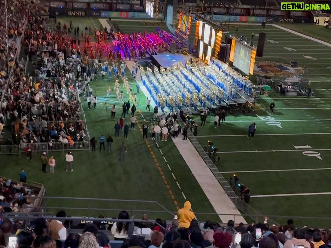 Amy Schumer Instagram - Thanks for having me visit NOLA. Love you chief! Battle of the bands was a once in a lifetime experience @caesarssuperdome Southern University marching band #bayouclassic
