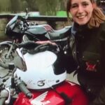 An Swartenbroekx Instagram – Throwback time. Misschien wat ouder geworden, maar nog steeds dezelfde passie voor avontuur. 😁🏍️

Bedankt @tommaussen voor het fragment.