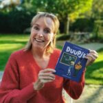 An Swartenbroekx Instagram – APETROTS! 🤩 Vandaag het 1ste exemplaar van DUUPJE 2 gekregen. 💙
Volgende week in de winkel. Nu al online te koop.
@dieter.steenhaut
#standaarduitgeverij #kinderboekenzijnzalig
#lezenisleuk
