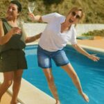 An Swartenbroekx Instagram – Deze week in @story_magazine: in onze ‘Villa de la Risa’, (Huis van de lach) mag wel met alles en iedereen gelachen worden. En dat doen we! Samen met Rachida, de verpleegster die Johny verzorgde en die nu op 5 kilometer van ons blijkt te wonen. En met @jeroenma en zijn partner Serkan. ❤️