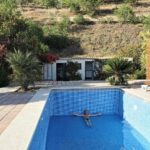 An Swartenbroekx Instagram – Nog volop aan ‘t verbouwen. Vandaag in @story_magazine 🇪🇸🔆
Foto 1: Onze eerste badgast (de dikke pad hé) 
Foto 2: Voor Guido is het zwembad nu diep genoeg
Foto 3: Daar gaat de pergola…
Foto 4: Voorlopig slapen we nog in ons rijdend huisje.
@decraeneguido