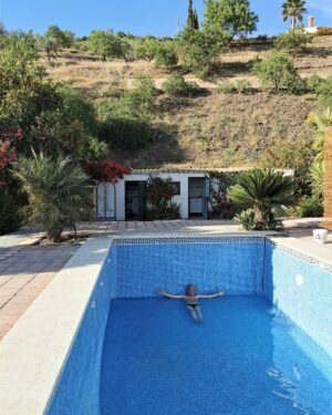 An Swartenbroekx Instagram - Nog volop aan 't verbouwen. Vandaag in @story_magazine 🇪🇸🔆
Foto 1: Onze eerste badgast (de dikke pad hé) 
Foto 2: Voor Guido is het zwembad nu diep genoeg
Foto 3: Daar gaat de pergola...
Foto 4: Voorlopig slapen we nog in ons rijdend huisje.
@decraeneguido