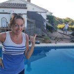 An Swartenbroekx Instagram – Nog volop aan ‘t verbouwen. Vandaag in @story_magazine 🇪🇸🔆
Foto 1: Onze eerste badgast (de dikke pad hé) 
Foto 2: Voor Guido is het zwembad nu diep genoeg
Foto 3: Daar gaat de pergola…
Foto 4: Voorlopig slapen we nog in ons rijdend huisje.
@decraeneguido