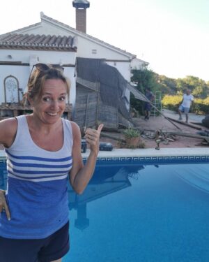 An Swartenbroekx Instagram - Nog volop aan 't verbouwen. Vandaag in @story_magazine 🇪🇸🔆
Foto 1: Onze eerste badgast (de dikke pad hé) 
Foto 2: Voor Guido is het zwembad nu diep genoeg
Foto 3: Daar gaat de pergola...
Foto 4: Voorlopig slapen we nog in ons rijdend huisje.
@decraeneguido