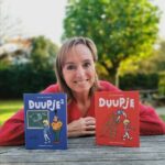 An Swartenbroekx Instagram – APETROTS! 🤩 Vandaag het 1ste exemplaar van DUUPJE 2 gekregen. 💙
Volgende week in de winkel. Nu al online te koop.
@dieter.steenhaut
#standaarduitgeverij #kinderboekenzijnzalig
#lezenisleuk