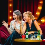 An Swartenbroekx Instagram – ‘James de Musical’ bracht onze Kampioenenfamilie eindelijk nog eens samen. Hartverwarmend! En natuurlijk gaat dat weer gepaard met de nodige misverstanden, zoals roddeljournalisten die interviews uitschrijven, die wij nooit gegeven hebben. Dus, even mijn verhaal. Ja, je zal merken dat ik een stemprobleem heb: spasmodische dysfonie. Daardoor schiet mijn stem te pas en te onpas alle kanten uit. Maar so what? Er zijn in de wereld wel grotere problemen hé. Ik ben gelukkig. En ik hoop jullie ook, bij het bekijken van de uitzending. En dat jullie af en toe eens kunnen lachen, ook met mijn spraakgebrek. ❤️
@jamescooke1984 
@hermanverbruggen 
@dorianliv 
@marijn_devalck_balthasar_boma 
@niels_destadsbader 
@jaakvanassche 
@tutudesmondfrutu
@jennes.bob