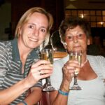 An Swartenbroekx Instagram – #vrouwendag. Die draag ik op aan mijn mama. Omdat zij er 53 jaar geleden voor koos om mij wel te laten geboren worden, ondanks dat de dokters haar dit hadden afgeraden vanwege haar hartproblemen. Daarna volgden nog 6 openhartoperaties, tot ze in 2009 moe gevochten was. Dank je mama. Een sterke vrouw, die voor mij een voorbeeld was. ❤️