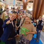 An Swartenbroekx Instagram – De boekvoorstelling van DUUPJE 3 was een succes! Met dank aan @hermanverbruggen @dieter.steenhaut en Door Swennen, een echte Duupjesfan. 💚
En nu: allen naar de winkel. 😀
Ook online te koop via deze link: 
https://www.bol.com/nl/nl/s/?searchtext=Duupje+3

@femkevanhoef
#kinderboekenzijnzalig 
#standaarduitgeverij