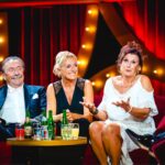 An Swartenbroekx Instagram – ‘James de Musical’ bracht onze Kampioenenfamilie eindelijk nog eens samen. Hartverwarmend! En natuurlijk gaat dat weer gepaard met de nodige misverstanden, zoals roddeljournalisten die interviews uitschrijven, die wij nooit gegeven hebben. Dus, even mijn verhaal. Ja, je zal merken dat ik een stemprobleem heb: spasmodische dysfonie. Daardoor schiet mijn stem te pas en te onpas alle kanten uit. Maar so what? Er zijn in de wereld wel grotere problemen hé. Ik ben gelukkig. En ik hoop jullie ook, bij het bekijken van de uitzending. En dat jullie af en toe eens kunnen lachen, ook met mijn spraakgebrek. ❤️
@jamescooke1984 
@hermanverbruggen 
@dorianliv 
@marijn_devalck_balthasar_boma 
@niels_destadsbader 
@jaakvanassche 
@tutudesmondfrutu
@jennes.bob