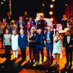 An Swartenbroekx Instagram – ‘James de Musical’ bracht onze Kampioenenfamilie eindelijk nog eens samen. Hartverwarmend! En natuurlijk gaat dat weer gepaard met de nodige misverstanden, zoals roddeljournalisten die interviews uitschrijven, die wij nooit gegeven hebben. Dus, even mijn verhaal. Ja, je zal merken dat ik een stemprobleem heb: spasmodische dysfonie. Daardoor schiet mijn stem te pas en te onpas alle kanten uit. Maar so what? Er zijn in de wereld wel grotere problemen hé. Ik ben gelukkig. En ik hoop jullie ook, bij het bekijken van de uitzending. En dat jullie af en toe eens kunnen lachen, ook met mijn spraakgebrek. ❤️
@jamescooke1984 
@hermanverbruggen 
@dorianliv 
@marijn_devalck_balthasar_boma 
@niels_destadsbader 
@jaakvanassche 
@tutudesmondfrutu
@jennes.bob