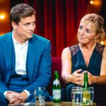 An Swartenbroekx Instagram – ‘James de Musical’ bracht onze Kampioenenfamilie eindelijk nog eens samen. Hartverwarmend! En natuurlijk gaat dat weer gepaard met de nodige misverstanden, zoals roddeljournalisten die interviews uitschrijven, die wij nooit gegeven hebben. Dus, even mijn verhaal. Ja, je zal merken dat ik een stemprobleem heb: spasmodische dysfonie. Daardoor schiet mijn stem te pas en te onpas alle kanten uit. Maar so what? Er zijn in de wereld wel grotere problemen hé. Ik ben gelukkig. En ik hoop jullie ook, bij het bekijken van de uitzending. En dat jullie af en toe eens kunnen lachen, ook met mijn spraakgebrek. ❤️
@jamescooke1984 
@hermanverbruggen 
@dorianliv 
@marijn_devalck_balthasar_boma 
@niels_destadsbader 
@jaakvanassche 
@tutudesmondfrutu
@jennes.bob