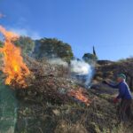 An Swartenbroekx Instagram – Quema de residuos de jardinería! Vandaag was ‘just a perfect day’… 
Want het opstoken van snoeihout is in Spanje gereglementeerd: enkel in de wintermaanden, als onze berg vochtig is en er geen wind staat. Ook alleen op weekdagen tussen 8 en 14 uur. En natuurlijk nooit zonder professionele begeleiding van onze tuinman Rafa.🥰