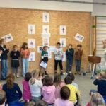 An Swartenbroekx Instagram – DUUPJE is meer dan een leesboek! En dat heeft het 5de leerjaar van de school ‘Stap Voor Stap Hakendover’ duidelijk bewezen. Ze organiseerden een voorleesweek waarbij grootouders voorlazen uit Duupje 1, 2 en 3, er werd toneel gespeeld (met Tuur als het perfecte Duupje), … Bedankt juf @gittehoste en het hele schoolteam voor dit tof initiatief! En voor alle leerlingen: ik hoop dat jullie nooit het duupje zijn! ❤️

Misschien een tip voor andere scholen om dit voorbeeld te volgen? Stuur mij jullie foto’s maar door! 🥰
#voorleesweek 
#kinderboekenzijnzalig 
#lezenisleuk 
@dieter.steenhaut