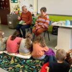 An Swartenbroekx Instagram – DUUPJE is meer dan een leesboek! En dat heeft het 5de leerjaar van de school ‘Stap Voor Stap Hakendover’ duidelijk bewezen. Ze organiseerden een voorleesweek waarbij grootouders voorlazen uit Duupje 1, 2 en 3, er werd toneel gespeeld (met Tuur als het perfecte Duupje), … Bedankt juf @gittehoste en het hele schoolteam voor dit tof initiatief! En voor alle leerlingen: ik hoop dat jullie nooit het duupje zijn! ❤️

Misschien een tip voor andere scholen om dit voorbeeld te volgen? Stuur mij jullie foto’s maar door! 🥰
#voorleesweek 
#kinderboekenzijnzalig 
#lezenisleuk 
@dieter.steenhaut